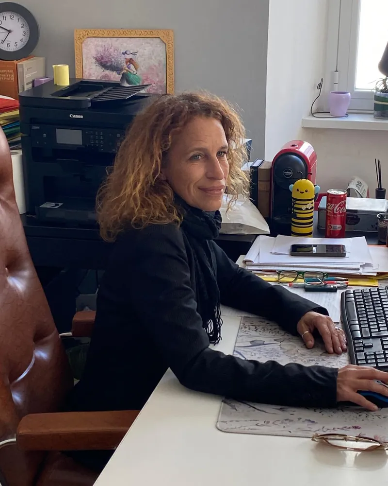 L'Avv. Sandra Racchi nel suo studio legale di Trieste